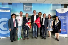 La délégation de l’ambassade du Vietnam en France en photo souvenir avec les entreprises normandes. Photo : VNA