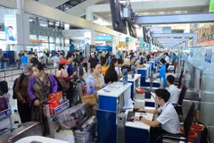 Selon les statistiques de l’Autorité de l’aviation civile du Vietnam, le transport aérien a connu une croissance à deux chiffres à l’occasion des vacances du 30 avril et du 1er mai. Photo : Vietnamplus