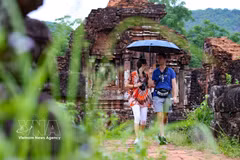 Les touristes internationaux admirent la beauté du site archéologique Cham de My Son (à Da Nang). Photo : VNA