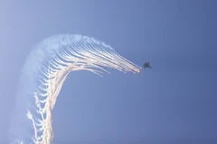 Démonstration de leurres thermiques par des avions de chasse Su-30MK2 dans le ciel de Hô Chi Minh-Ville. Photo: VNA
