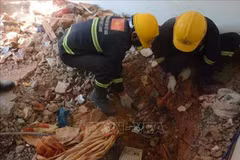 Une équipe de secours vietnamienne récupère une autre victime du tremblement de terre au Myanmar (Photo : VNA)