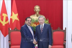 Le secrétaire général du Parti Tô Lâm (droite) reçoit le président du groupe indien Adani, Gautam Adani. Photo: VNA