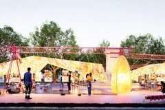 Une exposition originale réalisée à partir de papier "dó" traditionnel et de matériaux recyclés au jardin Dien Hong. Photo : nhandan.vn