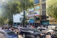 De nombreux bâtiments à Hô Chi Minh-Ville et à Hanoï ont tremblé après un séisme survenu au Myanmar, obligeant les employés des immeubles élevés à courir dehors. Photo: journal Tuoi Tre