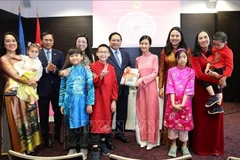 Le Premier ministre Pham Minh Chinh et son épouse offrent des livres d'apprentissage du vietnamien à la communauté des Vietnamiens en Estonie. Photo: VNA