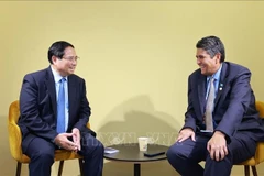 Le Premier ministre Pham Minh Chinh (gauche) rencontre le président des Palaos Surangel Whipps Jr. Photo: VNA