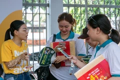 Des travailleurs en recherche d’emploi lors du programme "Soutien aux travailleurs 2025", organisé par le Centre de services pour l’emploi des jeunes de Ho Chi Minh-Ville. Photo: VNA