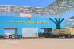 Des véhicules transportant des marchandises à l’import-export au poste-frontière du pont Bac Luan II. Photo: VNA