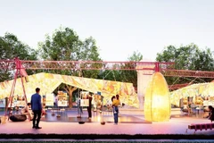 Une exposition originale réalisée à partir de papier "dó" traditionnel et de matériaux recyclés au jardin Dien Hong. Photo : nhandan.vn