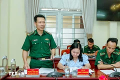 Le colonel Pham Le Xuan Binh, commandant du Commandement des gardes-frontières de la ville de Can Tho., présente un rapport sur les résultats de la lutte contre la pêche INN. Photo : VNA