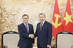 Le secrétaire général du Parti communiste du Vietnam, Tô Lâm (à droite), et l’ambassadeur de République de Corée au Vietnam, Choi Young Sam. Photo : VNA