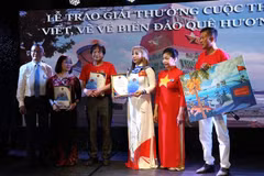 L’ambassadeur du Vietnam en Allemagne, Vu Quang Minh, et des lauréats du premier prix. Photo : VNA