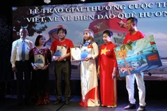 L’ambassadeur du Vietnam en Allemagne, Vu Quang Minh, et des lauréats du premier prix. Photo : VNA