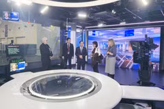 Trinh Van Quyet, membre du Bureau politique, secrétaire du Comité central du Parti et chef de la Commission centrale de la sensibilisation et de l’éducation visite les installations de production d'informations d'ABC. Photo : VNA