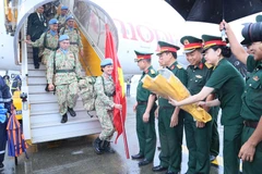 Les dirigeants du Département du maintien de la paix du Vietnam et de plusieurs agences et unités ont accueilli le Détachement du Génie n°3 à l'aéroport. Photo : qdnd.vn