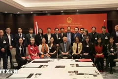 Le vice-Premier ministre permanent Nguyen Hoa Binh prend une photo avec les représentants de la Société intellectuelle vietnamienne au Royaume-Uni et en Irlande. Photo : VNA