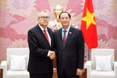 Le vice-président de l'AN Trân Quang Phuong (droite) et Pedro Vazquez, membre du Bureau politique et président de la Commission des affaires étrangères de la Chambre des députés du Mexique. Photo: VNA
