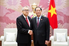 Le vice-président de l'AN Trân Quang Phuong (droite) et Pedro Vazquez, membre du Bureau politique et président de la Commission des affaires étrangères de la Chambre des députés du Mexique. Photo: VNA