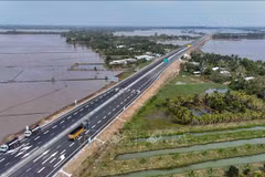 L’achèvement de l’autoroute Cân Tho – Cà Mau a ramené le temps de trajet entre Cân Tho et Cà Mau à seulement une heure et demie, soit une réduction de moitié par rapport à la situation antérieure. Photo : VNA
