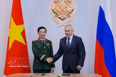 le général Phan Van Giang, membre du Bureau politique, vice-Premier ministre et ministre vietnamien de la Défense et le général Sergueï Choïgou, secrétaire du Conseil de sécurité russe (droite). Photo: VNA