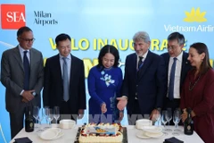 La vice-présidente Vo Thi Anh Xuan coupe le gâteau pour inaugurer le premier vol direct reliant Hanoï à Milan (Italie). Photo : VNA
