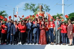 Le Premier ministre Pham Minh Chinh assiste à la cérémonie de rénovation et de dépôt de gerbe au mémorial du Président Hô Chi Minh, à Saint-Domingue, en République dominicaine. Photo: VNA