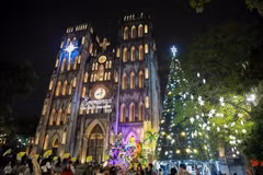 Située à l'ouest du lac Hoan Kiem, la cathédrale Saint-Joseph de Hanoï est décorée pour accueillir Noël 2025. Photo: VNA