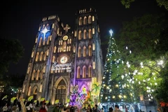 Située à l'ouest du lac Hoan Kiem, la cathédrale Saint-Joseph de Hanoï est décorée pour accueillir Noël 2025. Photo: VNA