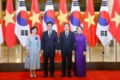 Le président de l'Assemblée nationale, Trân Thanh Mân, et son épouse président la cérémonie d'accueil du président de l'AN sud-coréenne, Woo Won Shik, et de son épouse, en visite officielle au Vietnam. Photo: VNA