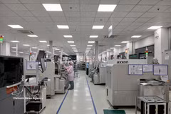 Ligne de production SMT pour dispositifs électroniques à l'usine Trung Nam EMS, dans le parc technologique de haute technologie de Da Nang. Photo : VNA