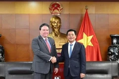 Le ministère de l'Industrie et du Commerce Nguyên Hông Diên (droite) et l'ambassadeur des États-Unis au Vietnam Marc E. Knapper. Photo: VNA