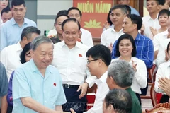 Le secrétaire général du Parti Tô Lâm rencontre des électeurs de Hanoï. Photo : VNA