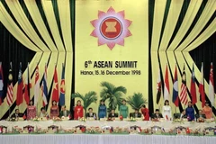Le 6ᵉ Sommet de l’ASEAN, organisé à Hanoï en décembre 1998, a abouti à l’adoption du Plan d’action de Hanoï. Dans la photo : le Premier ministre Phan Van Khai signe la Déclaration de Hanoï avec les chefs de délégation (15-16 décembre 1998). Photo : VNA