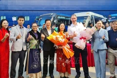 Accueil des croisiéristes sur le luxueux paquebot chinois Blue Dream Melody. Photo : VNA