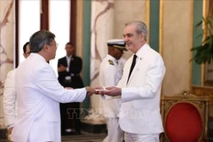 L'ambassadeur vietnamien Lê Quang Long présente ses lettres de créance au président de la République dominicaine Luis Rodolfo Abinader Corona. Photo : VNA