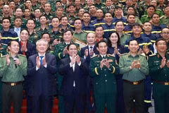 Le Premier ministre Pham Minh Chinh avec des délégués et des forces participant au soutien du Myanmar pour surmonter les conséquences du séisme. Photo: VNA