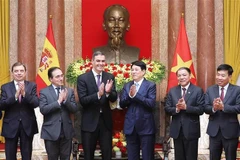 Le président vietnamien Luong Cuong (3e de droite à gauche) reçoit le Premier ministre d'Espagne, Pedro Sánchez (3e de gauche à droite). Photo: VNA