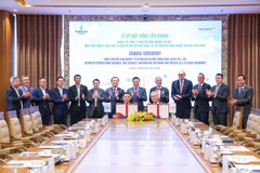 Lors de la cérémonie de signature du contrat de coentreprise pour créer la société à responsabilité limitée de gaz industriel Cai Mep. Photo : petrovietnam