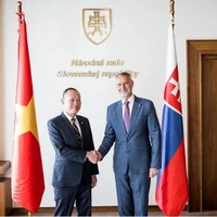 Le président du Parlement slovaque, Richard Raši et l'ambassadeur du Vietnam, Pham Truong Giang (gauche). Photo: VNA