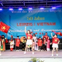 Un numéro artistique d'enfants vietnamiens dans le cadre de la « Journée de la culture vietnamienne » au zoo de Leipzig. Photo: VNA