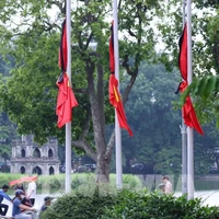 La mise en berne des drapeaux et la suspension de toutes les activités de divertissement public pendant deux jours de deuil national en hommage à l’ancien président Tran Duc Luong. Photo: VNA