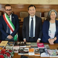 L'ambassadeur du Vietnam en Italie, Duong Hai Hung (au milieu), remet des livres sur le Président Hô Chi Minh à Masciano. Photo: VNA
