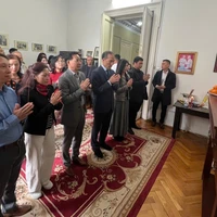 L'ambassadeur du Vietnam en Roumanie Dô Duc Thành, son épouse et les délégués offrent de l'encens en mémoire du Président Hô Chi Minh. Photo: VNA
