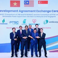 Cérémonie d’échange d’un accord de coopération tripartite Vietnam-Malaisie-Singapour portant sur l’exportation d’électricité issue d'énergies renouvelables. Photo: VNA