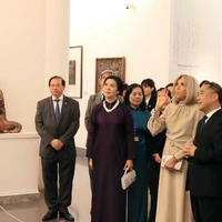 Ngô Phuong Ly et Brigitte Macron au Musée des Beaux-Arts du Vietnam, à Hanoï. Photo: VNA