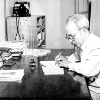 Le Président Hô Chi Minh travaille dans la maison 54 à Hanoï. Photo d'archives: VNA