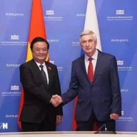 Le vice-président de l'Assemblée nationale du Vietnam, Lê Minh Hoan (gauche) et le premier vice-président de la Douma d'État russe, Ivan Melnikov. Photo: VNA