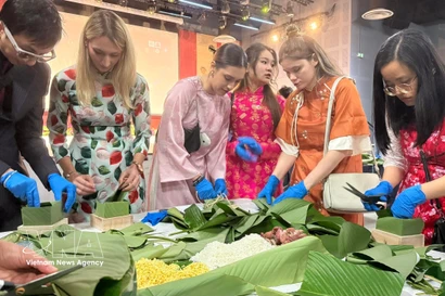 L'atelier de banh chung - gâteau emblématique du Nouvel An lunaire confectionné à base du riz gluant, de haricots mungo réduits ,de viande de porc, enveloppé dans des feuilles de dong, a captivé près de 200 jeunes. Photo : VNA