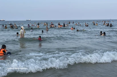 La plage de Cua Viet devient une destination idéale pour les habitants et les touristes à l’occasion des jours fériés. Photo: VNA
