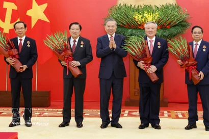 Le secrétaire général To Lam remet l'Ordre du Mérite militaire à de hauts responsables. Photo: VNA
